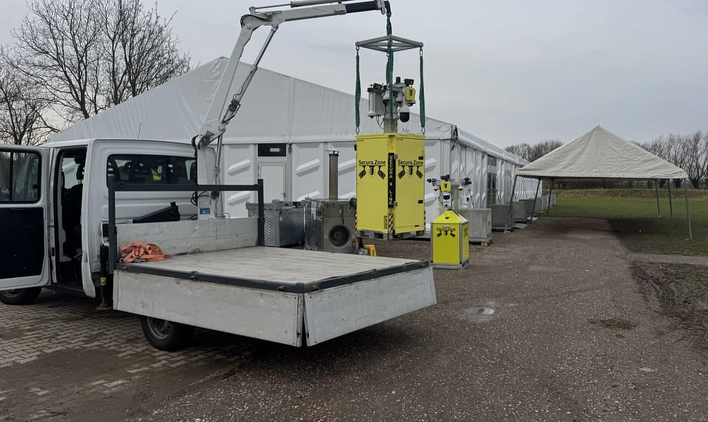 Abholung der Überwachungstechnik: Großer Kameraturm am Kran und R-26 Minibox am Boden nach Einsatz am Festzelt. Abholung der Überwachungstechnik: Großer Kameraturm am Kran und R-26 Minibox am Boden nach Einsatz am Festzelt.