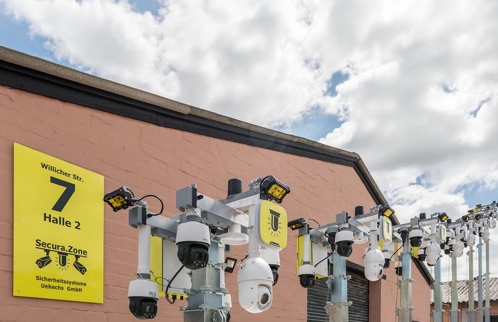 Systemkopf 8x Baustellenüberwachung-Box G-25-8x-vor-Halle-Mast-aufsteigend von links nach rechts Systemkopf 8x Baustellenüberwachung-Box G-25-8x-vor-Halle-Mast-aufsteigend von links nach rechts