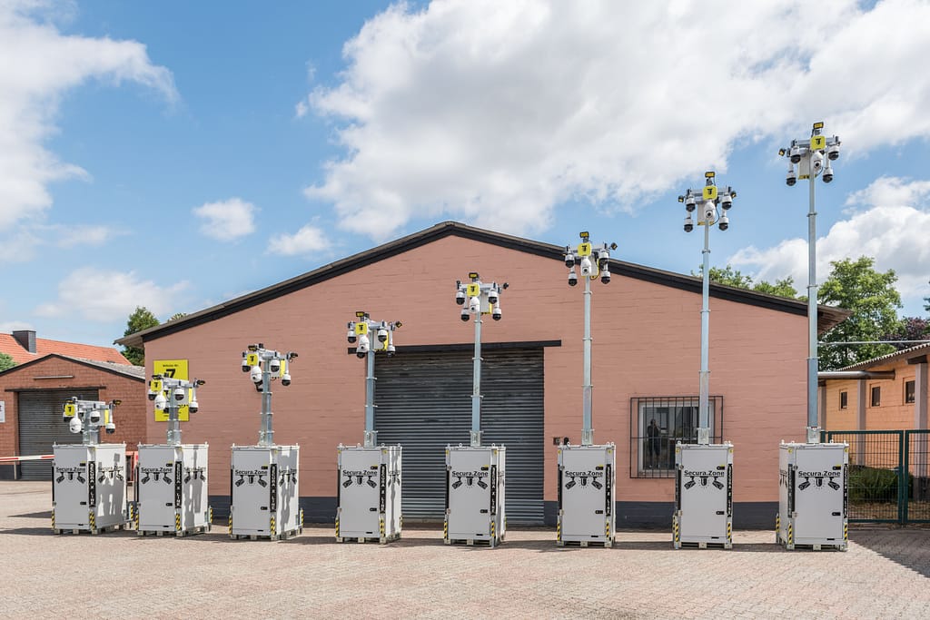 Baustellenüberwachung-8x Baustellenüberwachung-Box G-25-8x-vor-Halle-Mast-aufsteigend von links nach rechts Baustellenüberwachung-8x Baustellenüberwachung-Box G-25-8x-vor-Halle-Mast-aufsteigend von links nach rechts