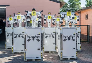 Secura G-Line Berserker Flotte Werkstatt - Secura.Zone Acht einsatzbereite Secura G-Line Berserker Kameratürme zur Hochleistungs-Baustellenüberwachung vor der Secura Zone Werkstatthalle.