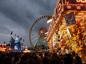 Secura Box X-Line 600cm autark Systemkopf Personen auf einer Kirmes Personen auf einer Kirmes