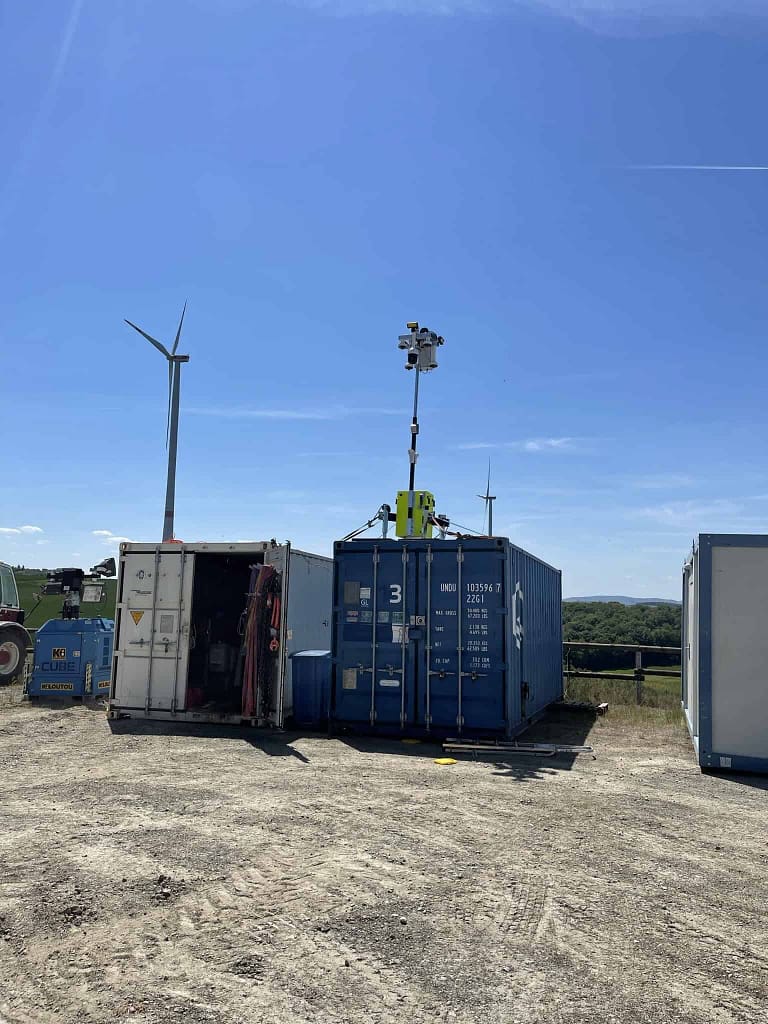Mini-Turm auf Materialcontainer Mini-Turm auf Materialcontainer