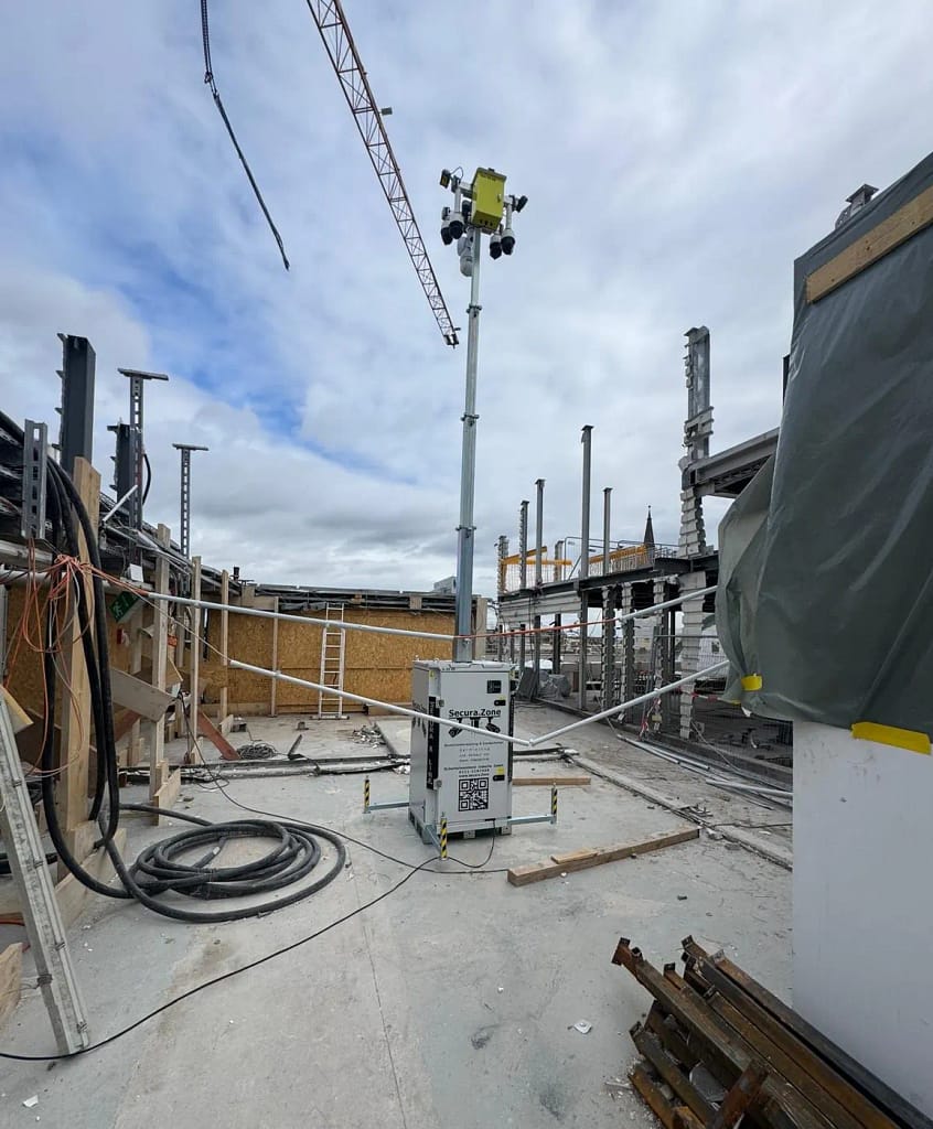 Überwachungsturm schützt Ersatzkabel nach Kabeldiebstahl - Secura.Zone Mobiler Überwachungsturm auf dem Dach der sechsten Etage einer Baustelle, im Vordergrund neu verlegtes Ersatzkabel Mobiler Überwachungsturm auf dem Dach der sechsten Etage einer Baustelle, im Vordergrund neu verlegtes Ersatzkabel