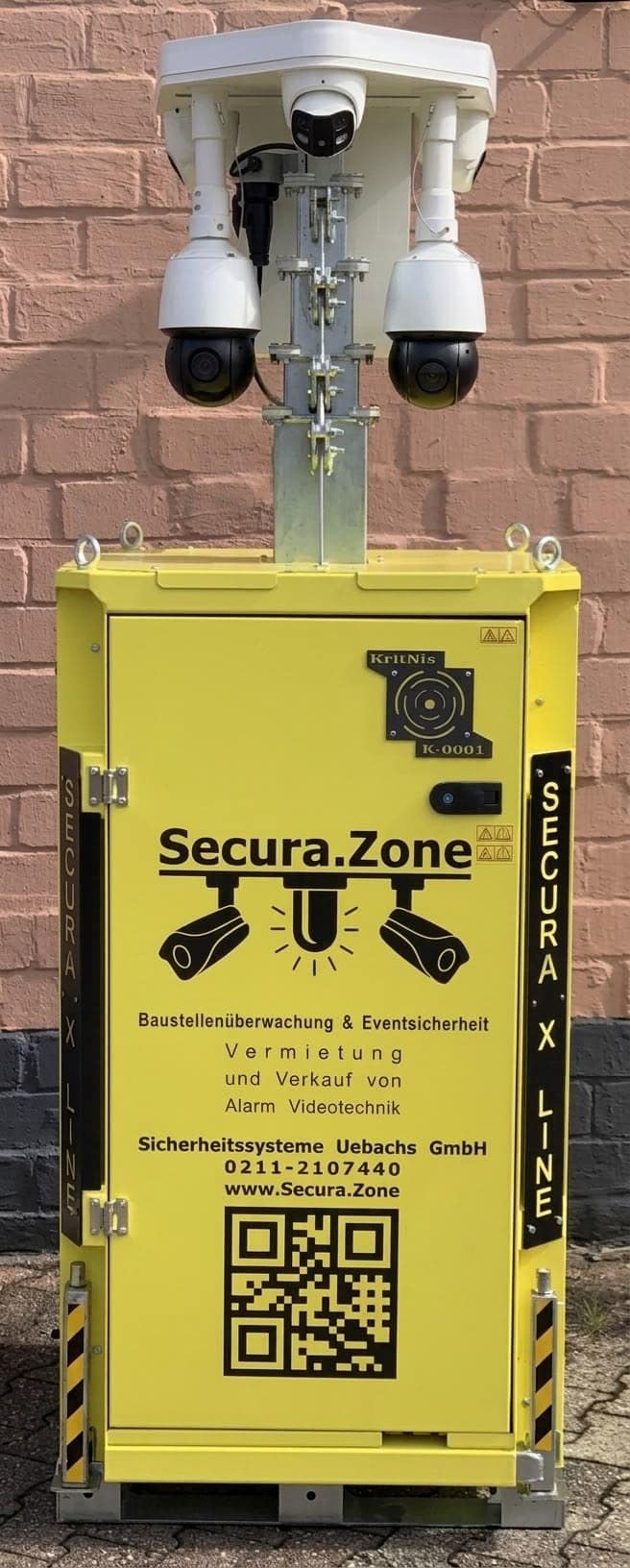 Der erste Turm mit Systemkopf KritNis: gelbe Secura Box der Reihe X-Line mit Mast, Typenschild K-0001 an der Tür. Der erste Turm mit Systemkopf KritNis: gelbe Secura Box der Reihe X-Line mit Mast, Typenschild K-0001 an der Tür.